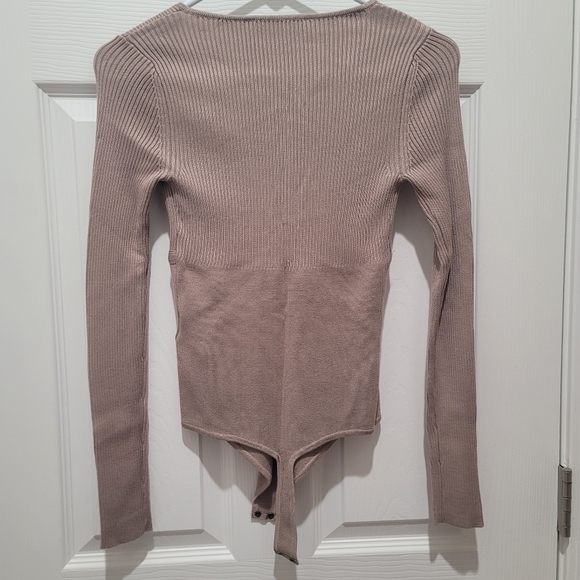 NWT Abercrombie Women's Long-Sleeve V-Neck Sweater Brown Bodysuit - Picture 6 of 9